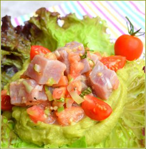 Recette Tartare de thon rouge, tomate et oignon cébette sur un lit de guacamole...c'est frais et délicieux !