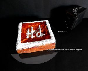 Recette Galette Studio Harcourt d'après la Maison Dalloyau : pâte sablée basque, crème amande cacahuète, poires pochées à la cannelle, caramel laitier