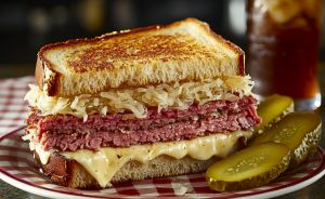 Recette Sandwich chaud Reuben : Le Délice New-Yorkais à la Viande, au Fromage et à la Choucroute