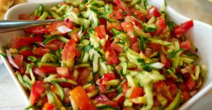 Recette Salade complète, la fattouche aux légumes du soleil et pita (Liban)