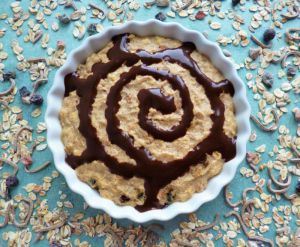 Recette Bowl cake hyperprotéiné vanille au muesli figue-pruneau-son de blé (diététique, vegan, sans beurre ni oeuf, riche en fibres)