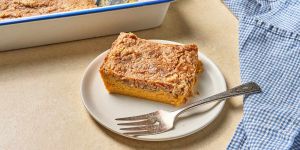 Recette This Pumpkin Dump Cake Is the Easiest Dessert You’ll Make This Thanksgiving