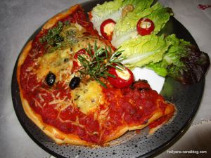 Recette Pizza à la sauce tomate /confit de poivrons, aux 3 fromages "gruyère/chèvre/parmesan, garnie de poivrons cerises