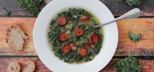 Recette Caldo verde vegan, soupe portugaise au kale et au « chorizo »