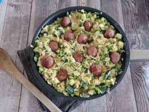 Recette Orzo à la courgette et aux boulettes de poulet