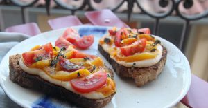 Recette Tartines à la crème de haricots blancs fromagère, poivrons grillés et tomates