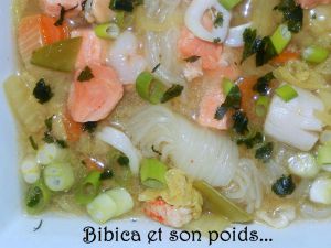 Recette Bouillon miso aux fruits de mer, saumon, konjac et chou chinois {plat complet}