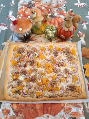 Recette Pizza à la courge butternut, oignons rouges, champignons et noix