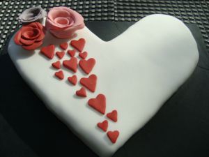 Recette Gâteau en forme de coeur avec des roses en pâte à sucre