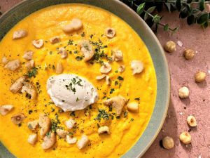 Recette Velouté de carottes au curcuma, fromage frais et croûtons dorés de Cyril Lignac